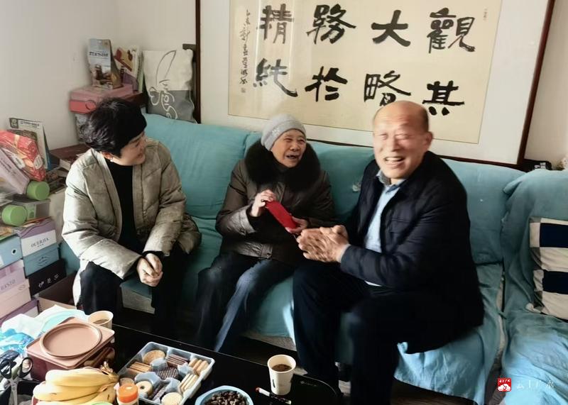 实验高中节前走访慰问老干部 共话发展迎新